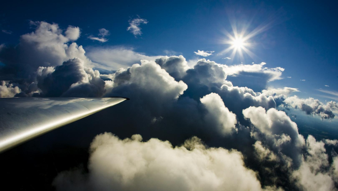 Bilde debesīs no lidmašīnas