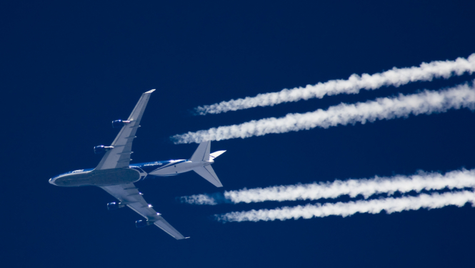 Lido lidmašīna ar baltām svītrām aiz tās.