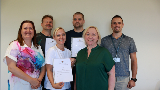 Civilās aviācijas aģentūras personāls un eksāmena kārtotāji pēc eksāmena nokārtošanas