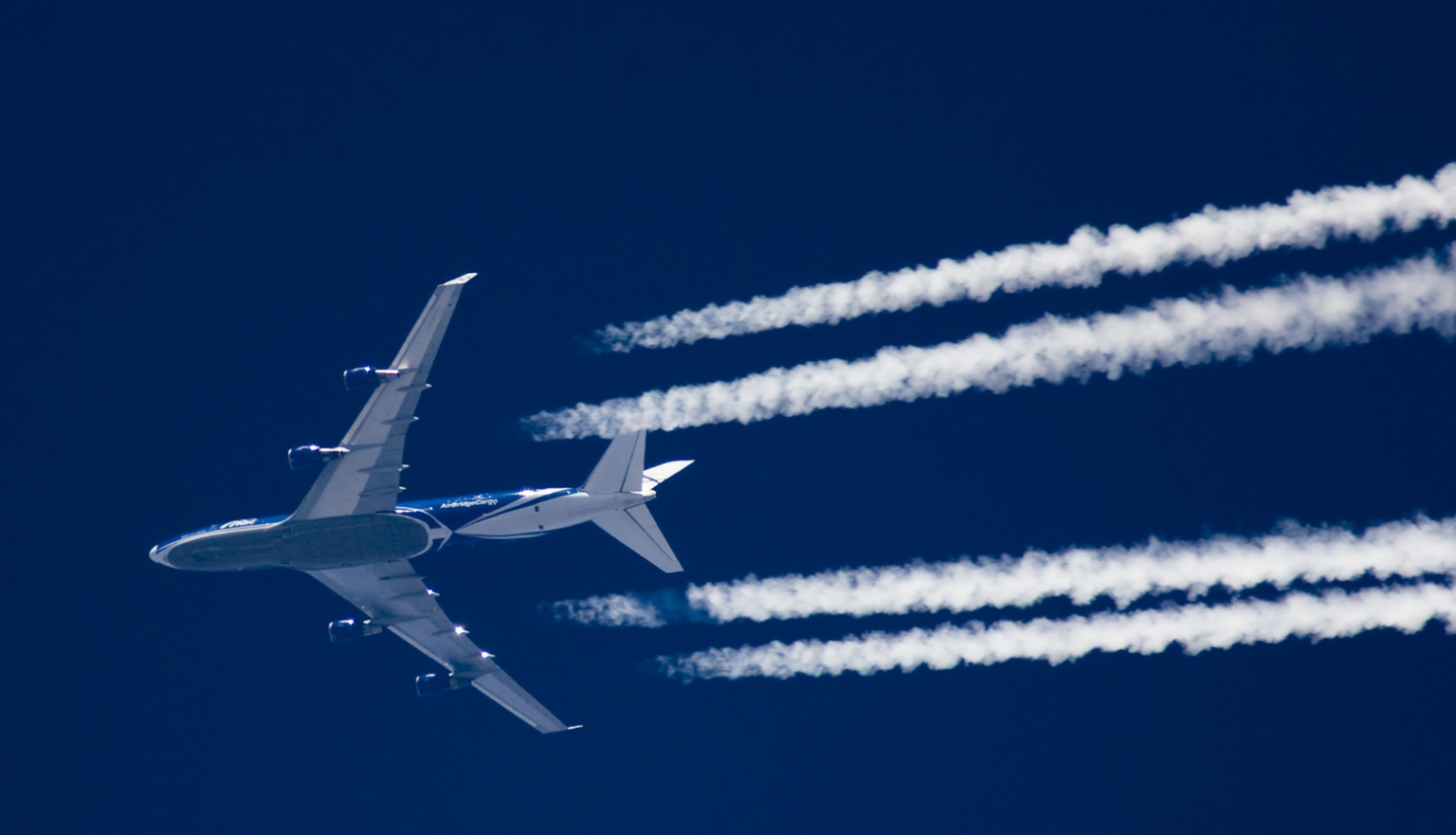 Lido lidmašīna ar baltām svītrām aiz tās.