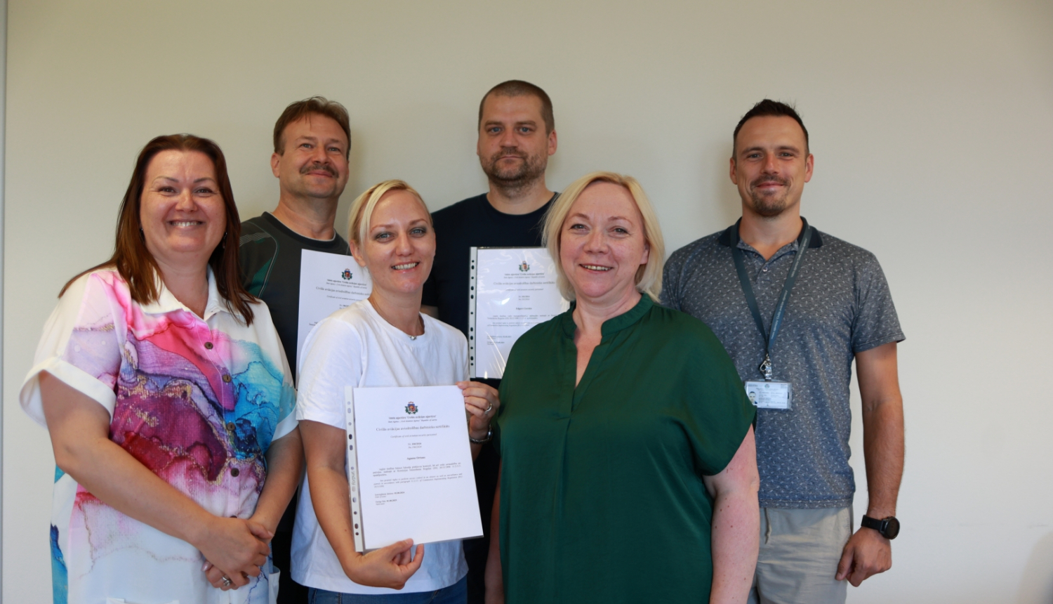 Civilās aviācijas aģentūras personāls un eksāmena kārtotāji pēc eksāmena nokārtošanas