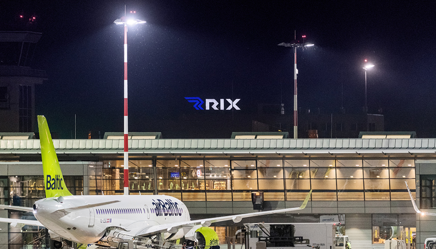 Lidosta Rīga naktī